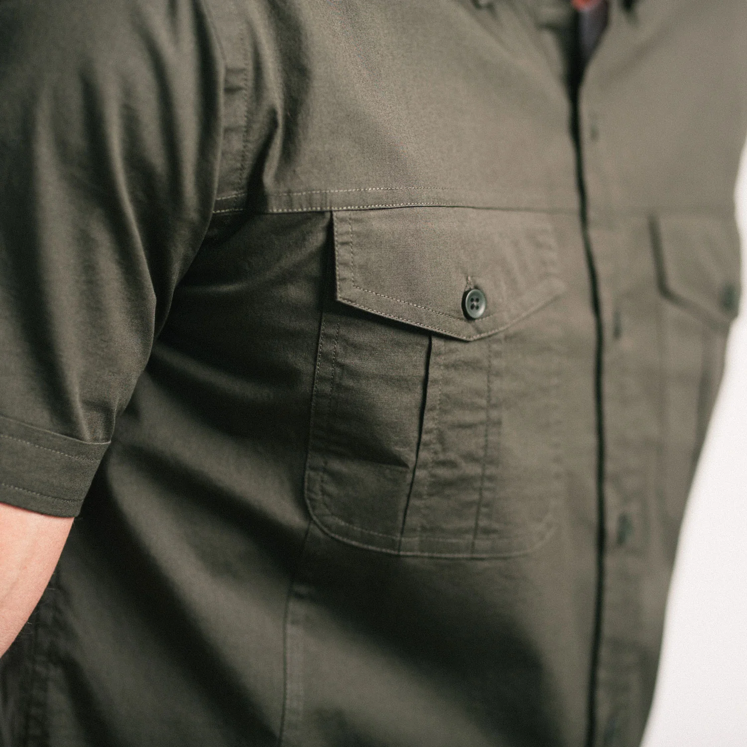 Editor Short Sleeve Utility Shirt – Olive Green Stretch Cotton Poplin - Image 10